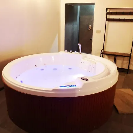公寓 Con Vasca Jacuzzi E Sauna In Piazza Statuto With Ac