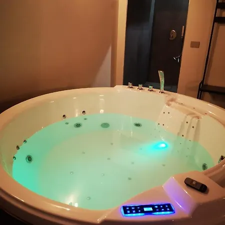 Con Vasca Jacuzzi E Sauna In Piazza Statuto With Ac 都灵