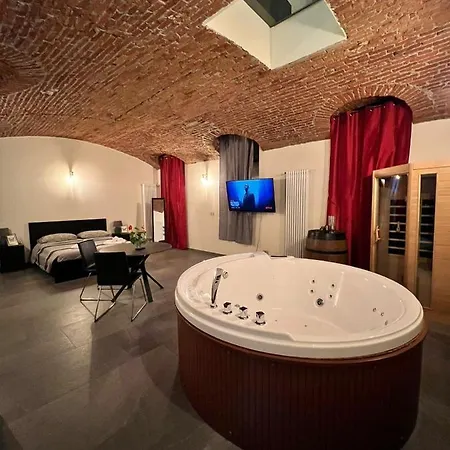公寓 Con Vasca Jacuzzi E Sauna In Piazza Statuto With Ac 都灵